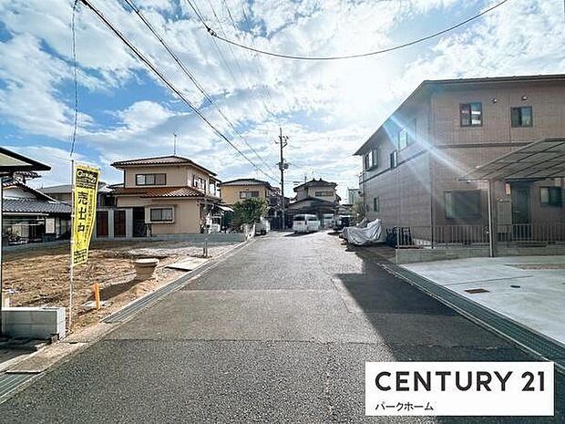 周辺は新築住宅が建ち並ぶ落ち着いた住宅街。日中も明るく、見通し良好