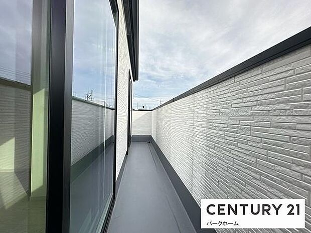 【バルコニー】日当たりの良い広々したバルコニーで洗濯物も楽ちん!
