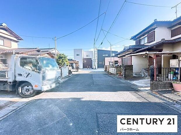 住宅が整然と並ぶエリアで、落ち着いた街並みが広がります