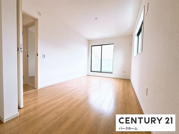 【寝室】広々とした寝室、ベットを並べて子供が小さい間は家族全員で寝れるぐらいの広さ!