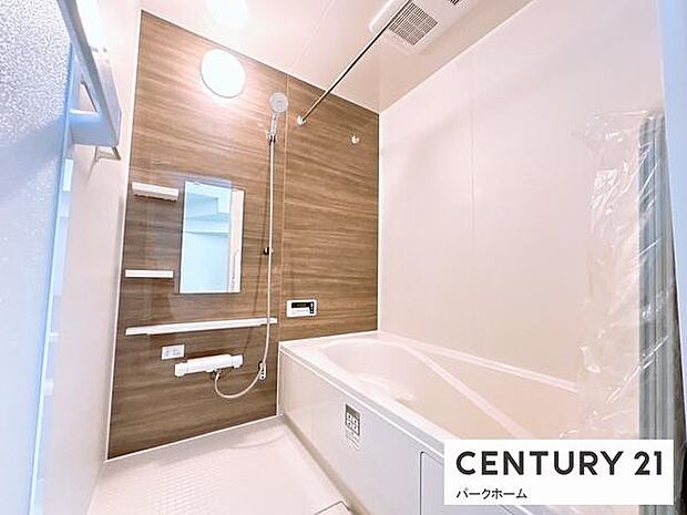 【バスルーム】日々の疲れを癒すバスルームです!浴室乾燥暖房機能はもちろん、換気の為の窓があるのもポイント!