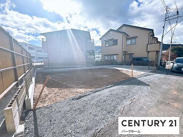 前面道路もゆとりがあり、車の出し入れや自転車での出入りもしやすい立地です。