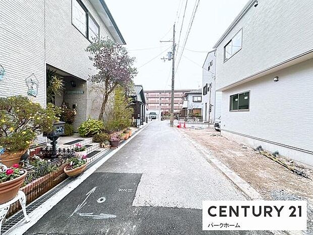 周辺は2階建て中心の住宅街で落ち着いた住環境。