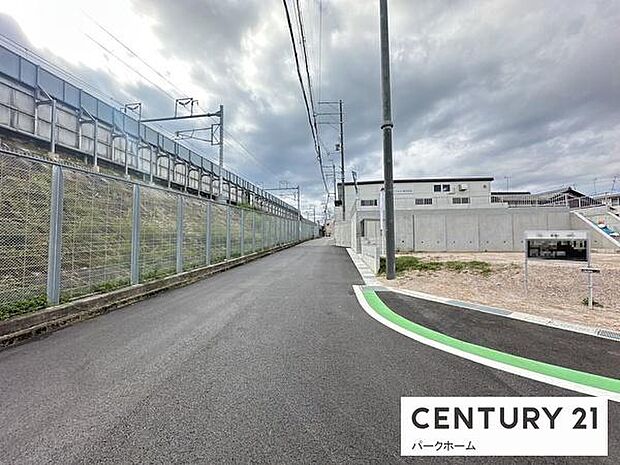 前面道路はフラットで出入りしやすく、車の運転が苦手な方にも安心。