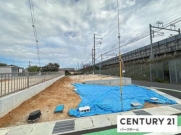 前面道路が広く、車の出し入れスムーズ