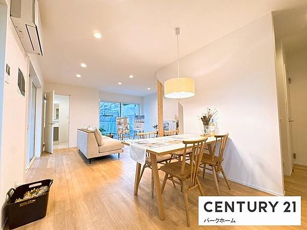 大きな窓から心地よい光と風が入るリビングです。