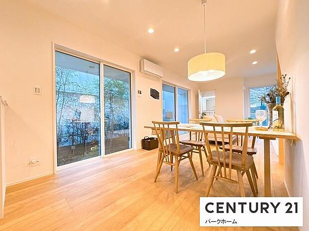 心地よい光と風が入るリビングです。