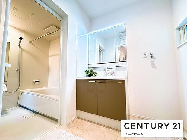 【洗面所】洗面化粧台三面鏡で収納力たっぷりです!