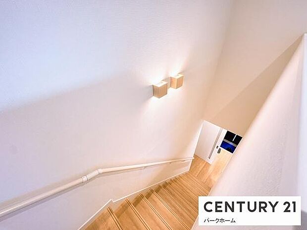 【階段】明るい階段＆廊下です！