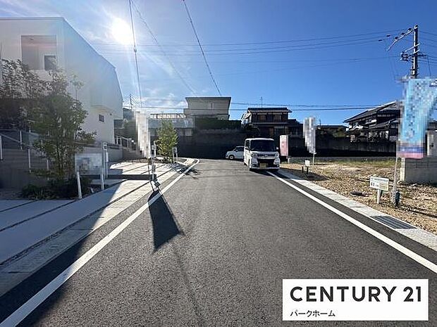 周辺は新築住宅が建ち並ぶ落ち着いた住宅街。日中も明るく、見通し良好