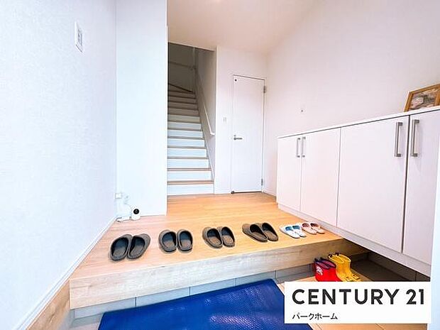 【玄関】玄関スペースです！シューズボックス付きです！