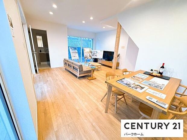 【リビング】明るいリビングです!陽当たりも良く、気持ちのいいリビングになっております。