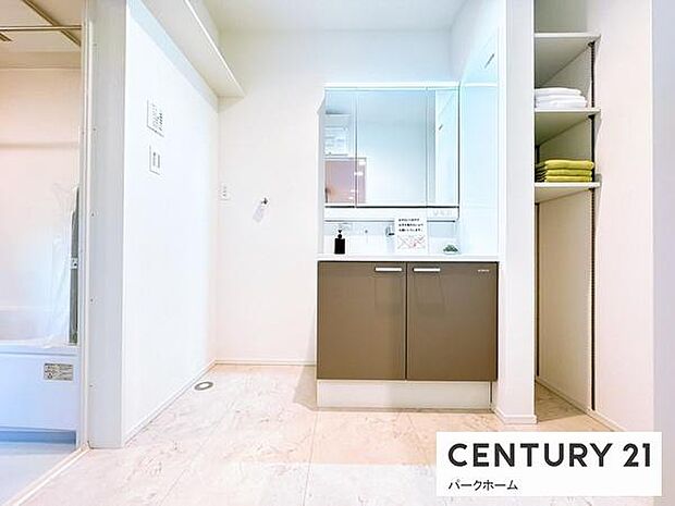 【洗面所】洗面化粧台三面鏡で収納力たっぷりです！