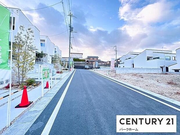 周辺は戸建てが中心の落ち着いた住宅街。新しい街並みと調和する洗練された佇まい