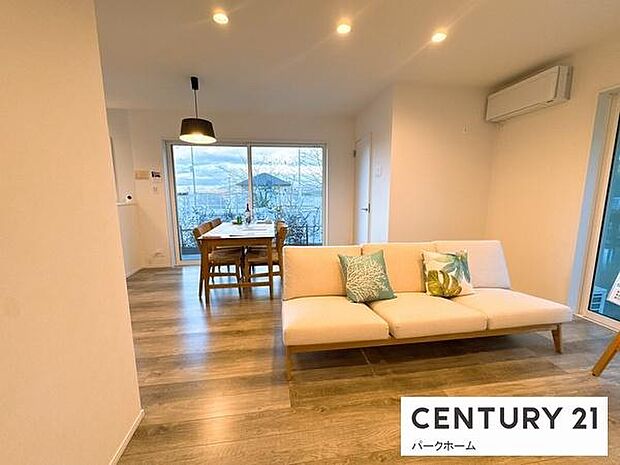 【リビング】明るいリビングです！陽当たりも良く、気持ちのいいリビングになっております。