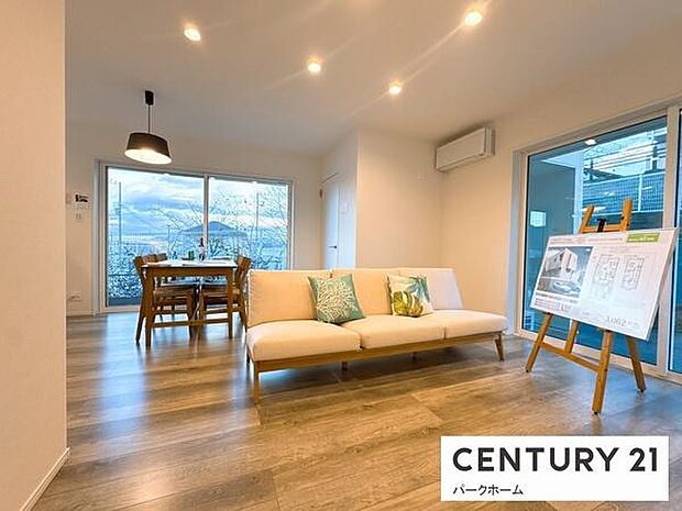 心地よい光と風が入るリビングです。