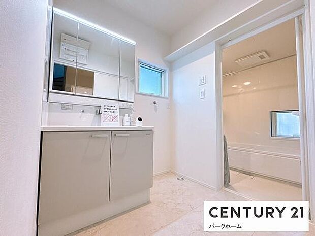 【洗面所】洗面化粧台三面鏡で収納力たっぷりです！