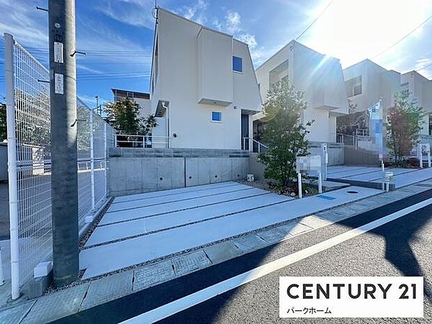 道路にひらけた開放感のある前面スペース