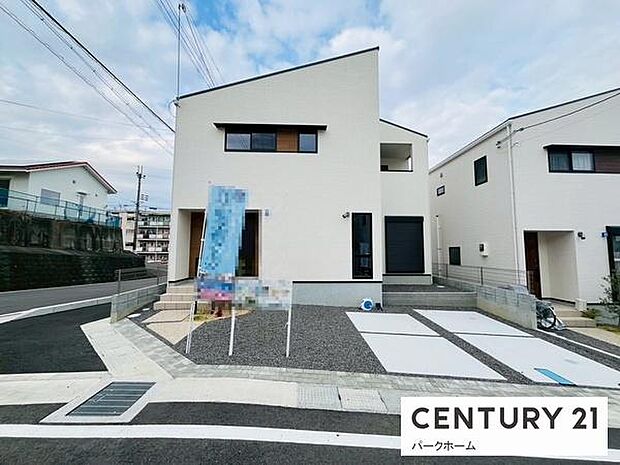 開放感のある角地風の立地で、並列駐車ができるゆとりのカースペースが魅力です。