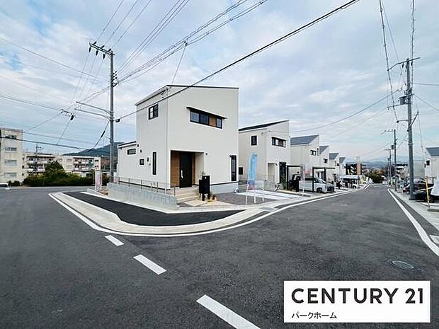 周辺は新築住宅が建ち並ぶ落ち着いた住宅街。日中も明るく、見通し良好