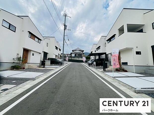 前面道路ゆったり、陽光差し込む住環境