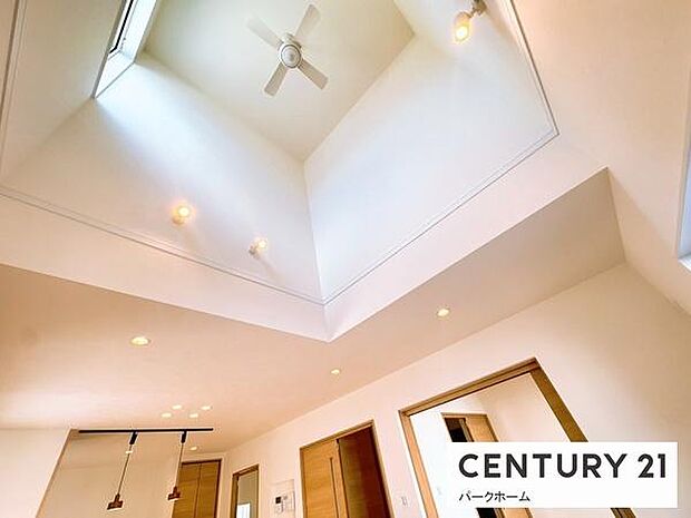 【リビング】吹き抜けがあるので、電気をつけなくても明るく快適に生活できます！