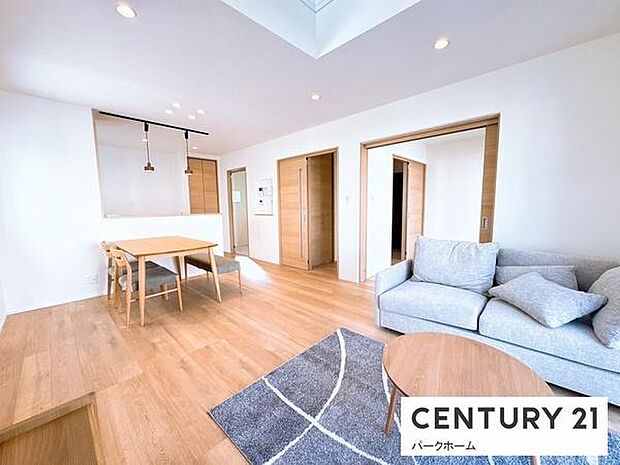 【リビング】吹き抜けがあるので、電気をつけなくても明るく快適に生活できます！