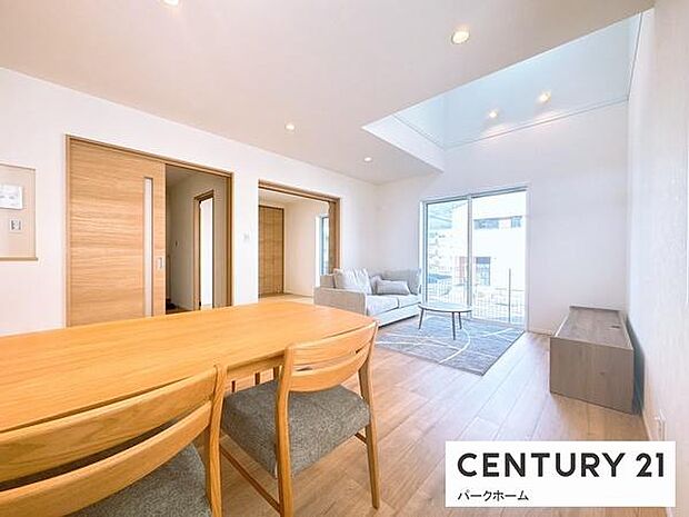 大きな窓から心地よい光と風が入るリビングです。