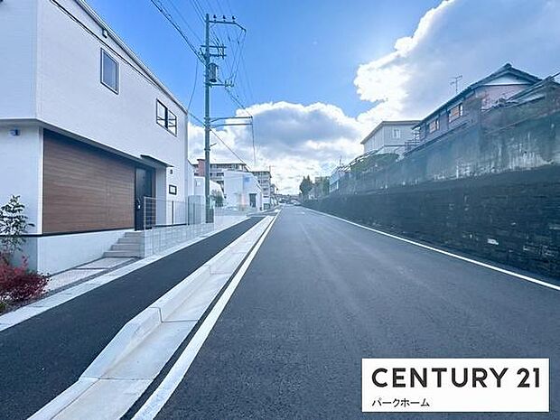 周辺は新築住宅が建ち並ぶ落ち着いた住宅街。日中も明るく、見通し良好