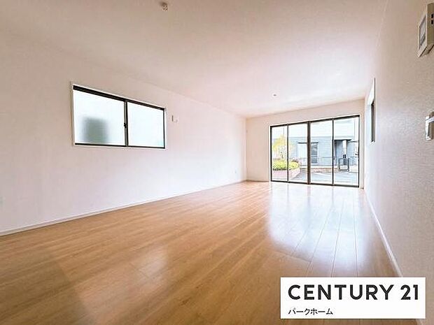 大きな窓から心地よい光と風が入るリビングです。