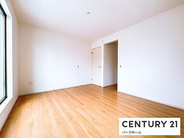 広々とした寝室、ベットを並べて子供が小さい間は家族全員で寝れるぐらいの広さ!