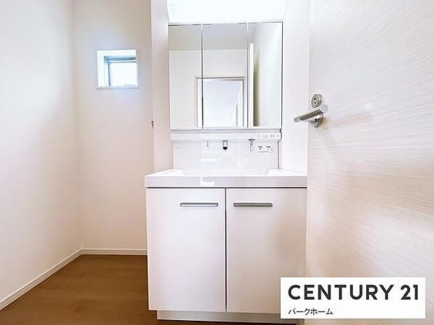 【洗面所】洗面化粧台三面鏡で収納力たっぷりです!