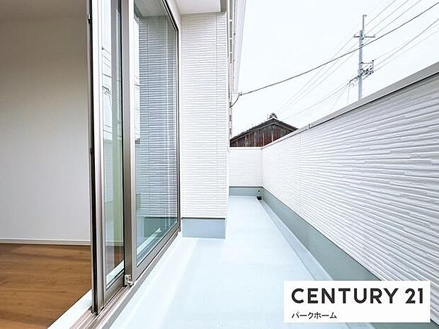 【バルコニー】日当たりの良い広々したバルコニーで洗濯物も楽ちん!