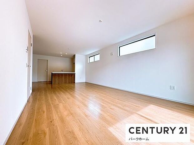 高窓から自然光がたっぷりと差し込み、室内を明るく照らします。