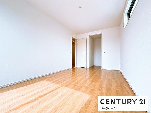 採光のある洋室。子供部屋や趣味のお部屋としてもお使いいただけます!