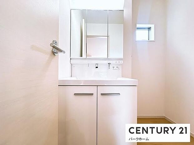 【洗面所】洗面化粧台三面鏡で収納力たっぷりです!