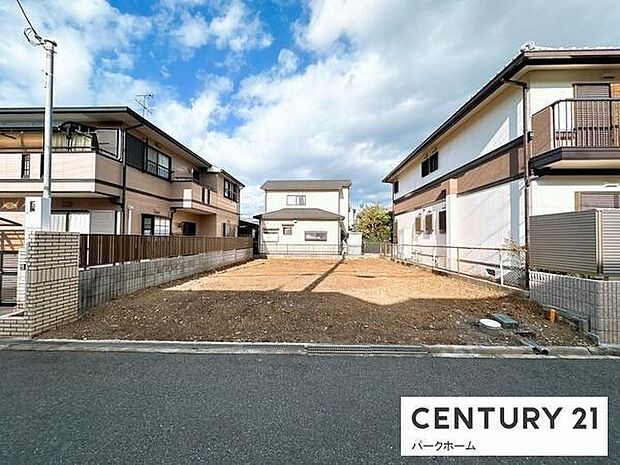 ひろびろ整形地。前面道路との高低差が少なく、周辺は落ち着いた住宅街で、車の出入りもしやすい立地。