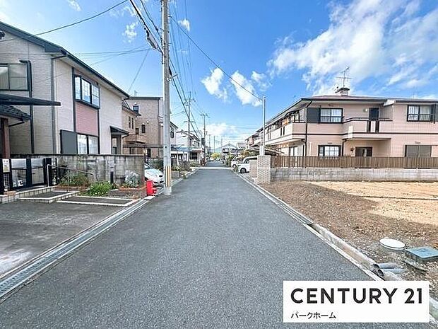 周辺は整った住宅街で、落ち着いた住環境が魅力です。