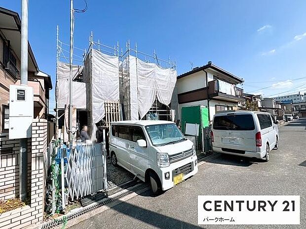 落ち着いた住宅街の一画。前面道路は見通しがよく、車の出し入れもしやすい環境です