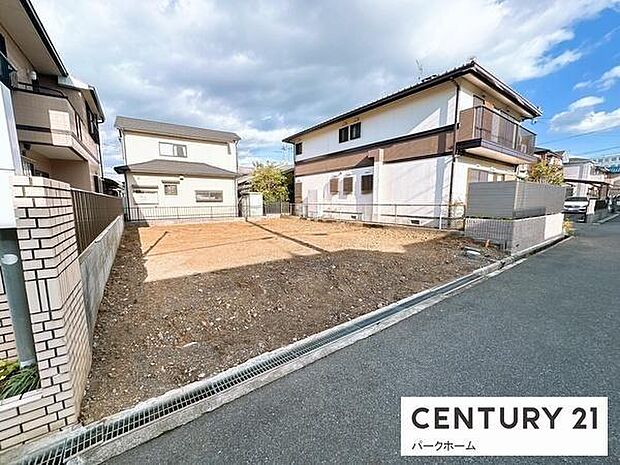 落ち着いた住宅街の一画。前面道路は見通しがよく、車の出し入れもしやすい環境です
