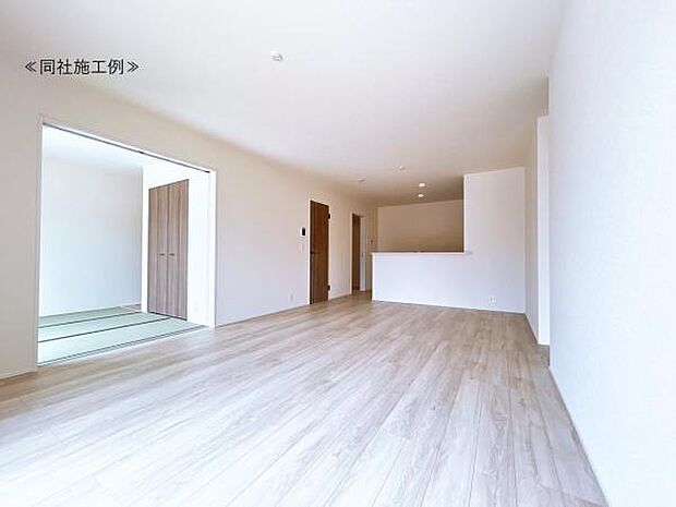 【リビング】明るいリビングです！陽当たりも良く、気持ちのいいリビングになっております。リビングの奥は和室がございます。→リビングと一体としても使用可能です。