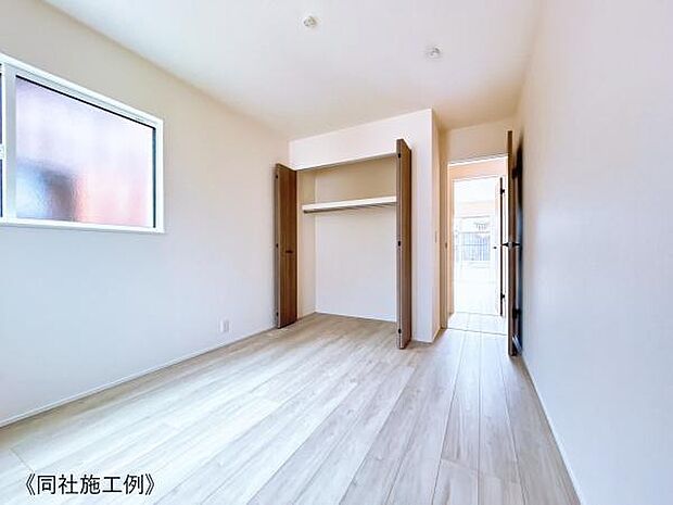 【洋室】各居室に収納完備！日当たりも良く気持ちの良い生活が出来ます！