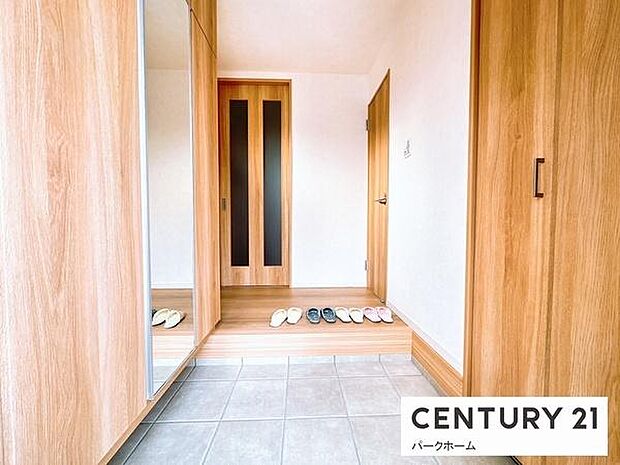 【玄関】玄関スペースです！シューズボックス付きです！