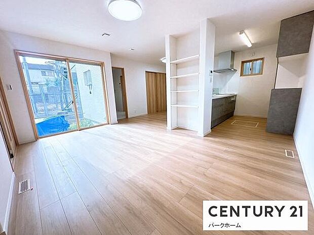 【リビング】明るいリビングです！陽当たりも良く、気持ちのいいリビングになっております。