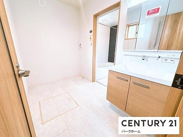 【洗面所】大型三面鏡キャビネットで化粧品などの小物類もしっかりと収納できます。衣類やタオルの片づけも出来るスペースもございます！