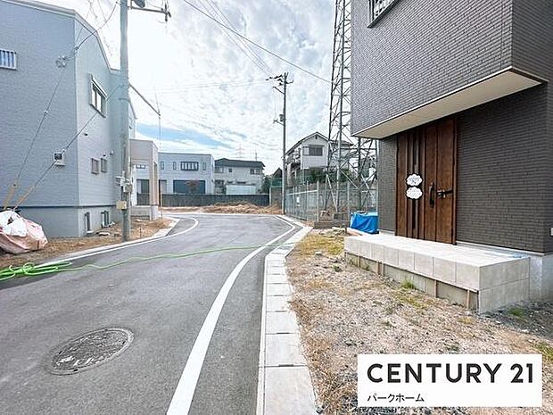 周辺は新築住宅が建ち並ぶ落ち着いた住宅街。日中も明るく、見通し良好