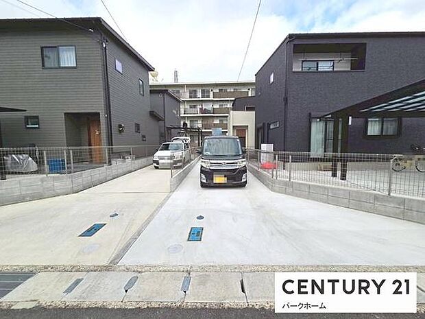 前面道路もゆとりがあり、車の出し入れや自転車での出入りもしやすい立地です。