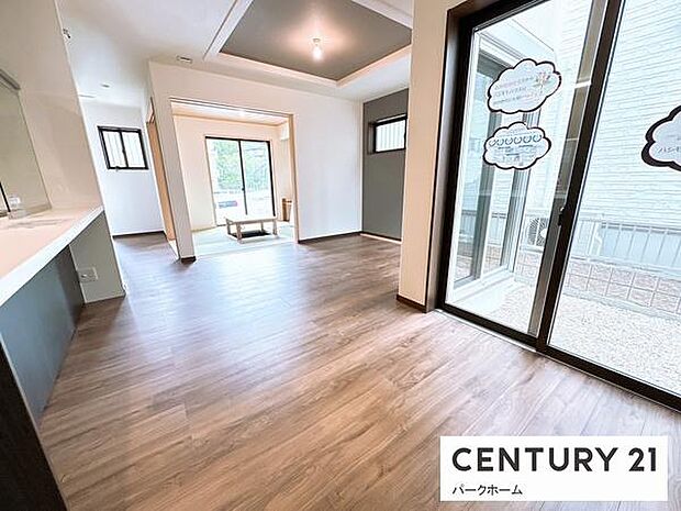 【リビング】採光が十分な明るいリビング空間です！