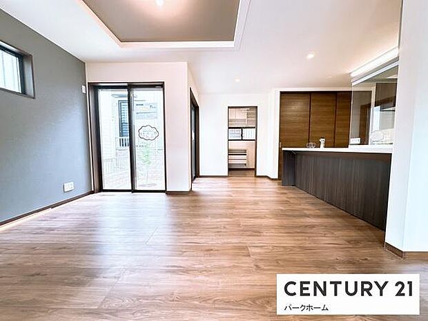 採光が十分な明るいリビング空間になっています！大きい窓があり日中を通し明るいリビングです！