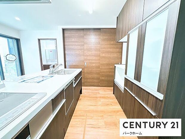 【キッチン】使い勝手と機能性を両立した快適キッチンです！カップボード付きです！